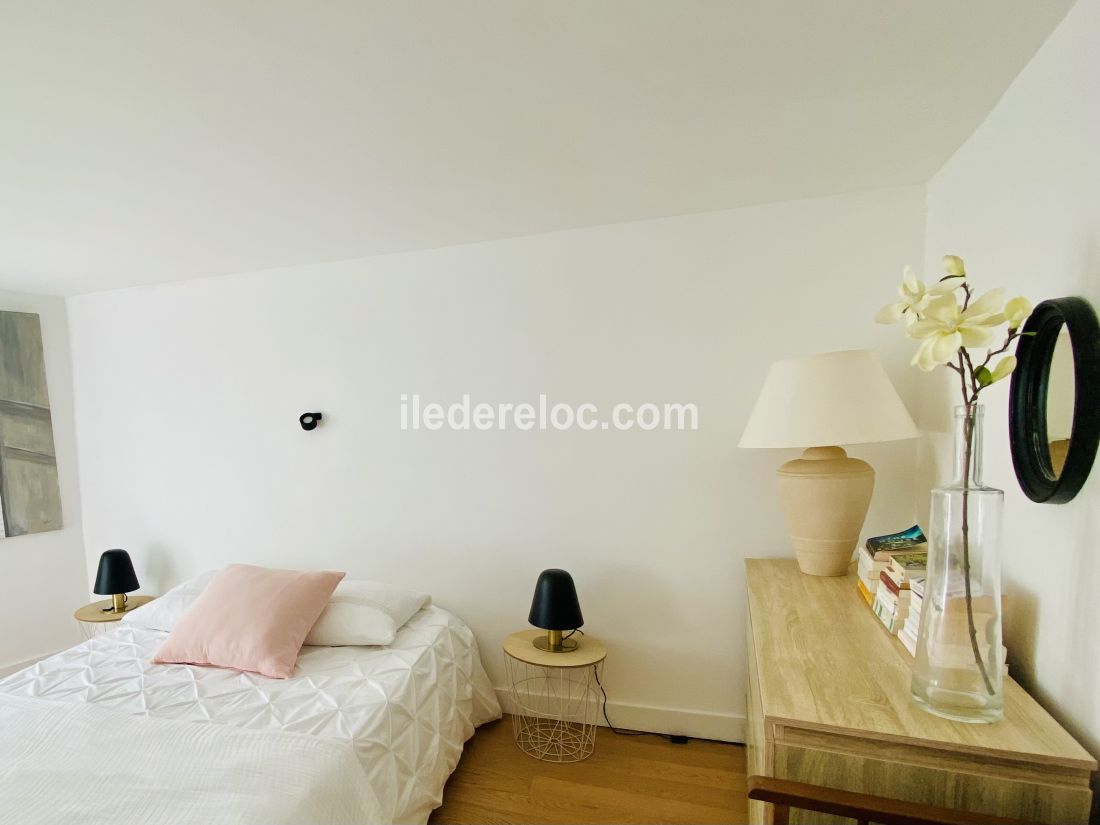 Photo 15 : CHAMBRE d'une maison situ&eacute;e &agrave; La Flotte-en-R&eacute;, &icirc;le de R&eacute;.