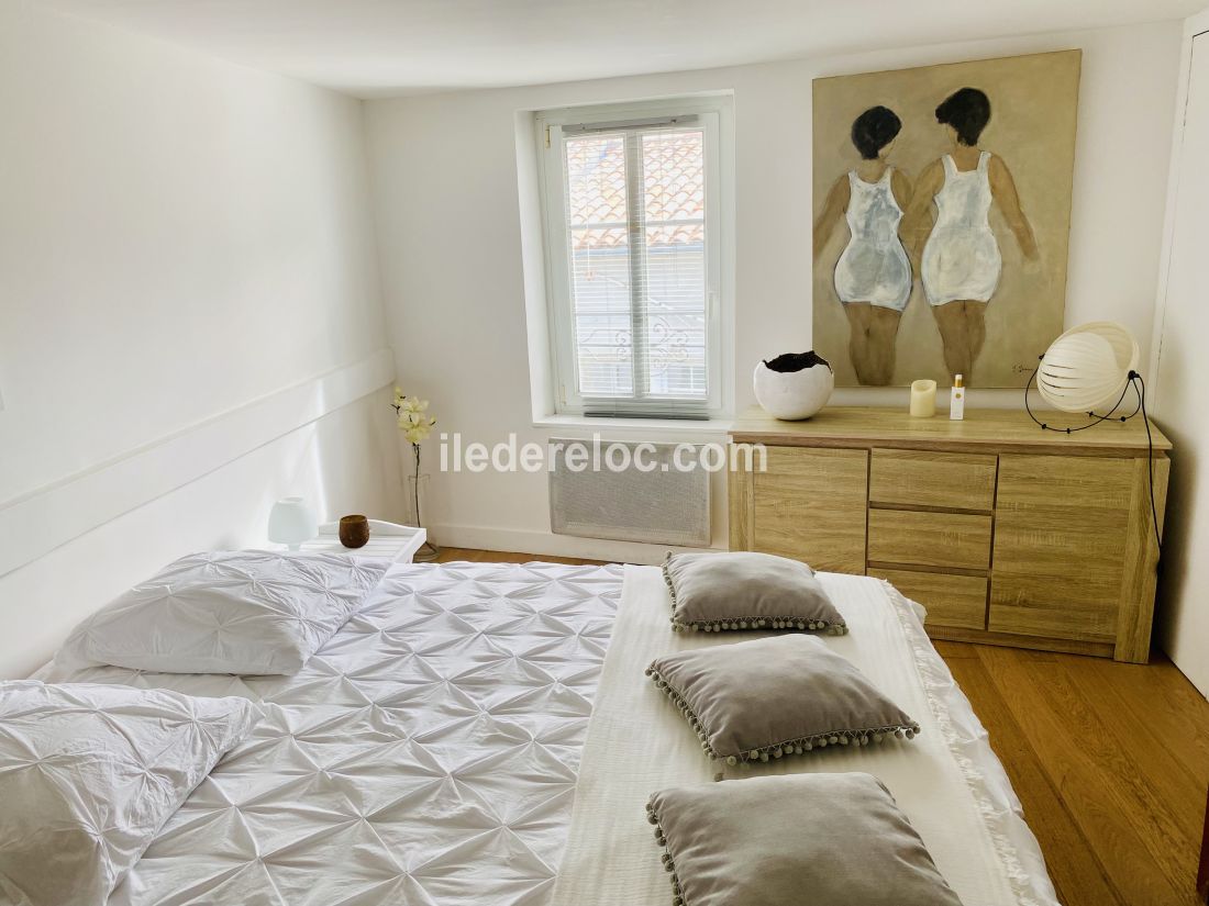 Photo 17 : CHAMBRE d'une maison situ&eacute;e &agrave; La Flotte-en-R&eacute;, &icirc;le de R&eacute;.