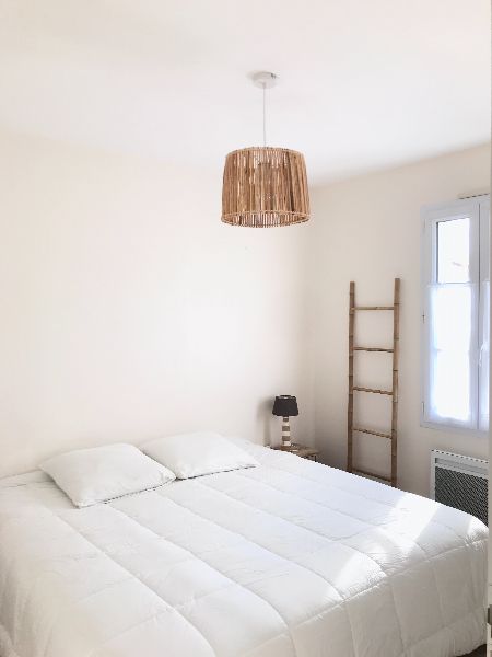 Photo 10 : CHAMBRE d'une maison située à Le Bois-Plage-en-Ré, île de Ré.