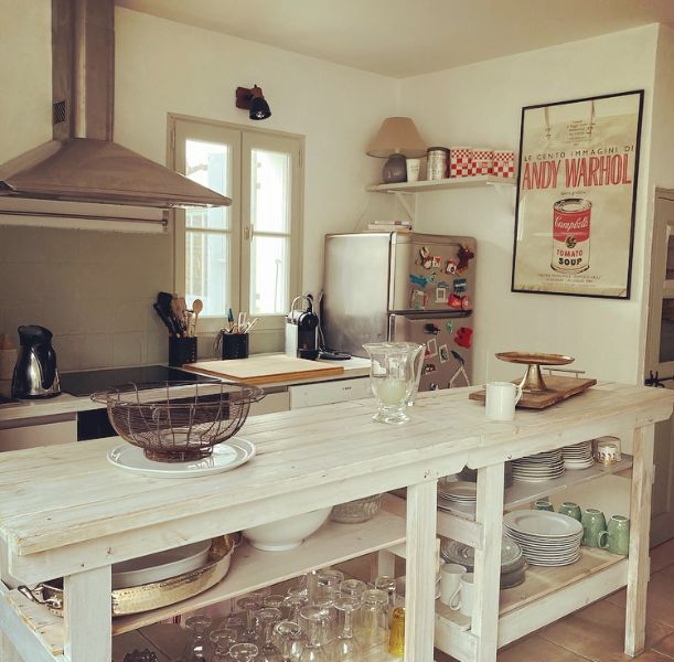 Photo 2 : CUISINE d'une maison située à Les Portes-en-Ré, île de Ré.