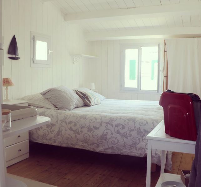 Photo 12 : CHAMBRE d'une maison située à Les Portes-en-Ré, île de Ré.