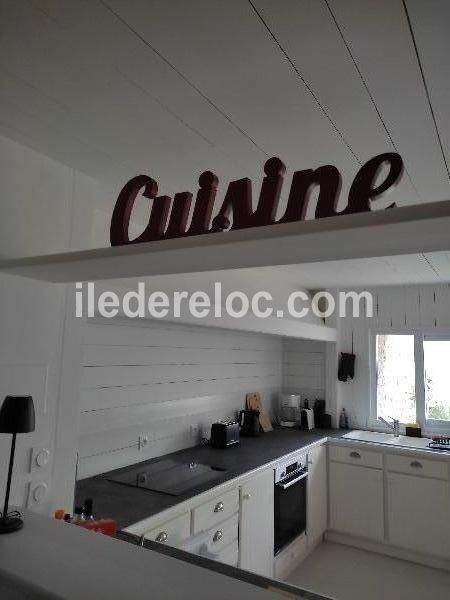 Photo 15 : CUISINE d'une maison située à Le Bois-Plage-en-Ré, île de Ré.