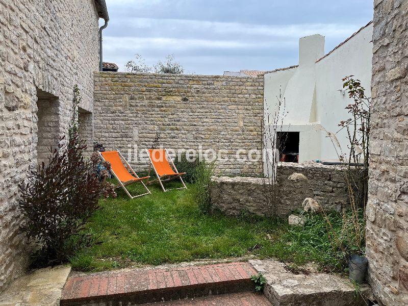 Photo 6 : JARDIN d'une maison située à Le Bois-Plage-en-Ré, île de Ré.