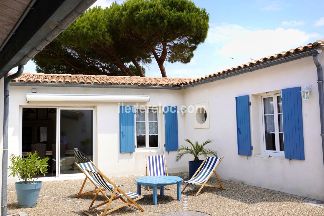 Photo 11 : EXTERIEUR d'une maison située à Le Bois-Plage-en-Ré, île de Ré.