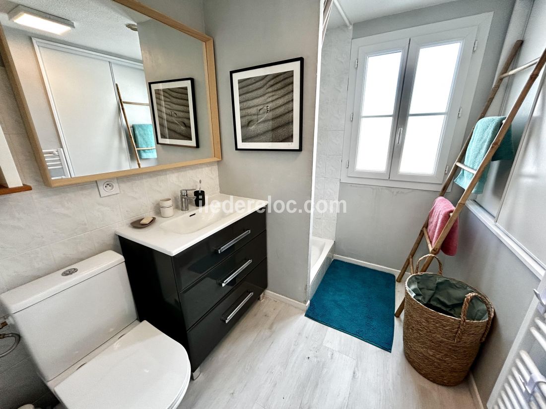 Photo 24 : SALLEDEBAIN d'une maison située à Saint-Clément-des-Baleines, île de Ré.