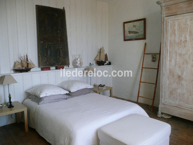 Photo 22 : CHAMBRE d'une maison située à Le Bois-Plage, île de Ré.