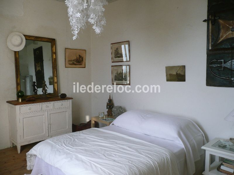 Photo 24 : CHAMBRE d'une maison située à Le Bois-Plage, île de Ré.