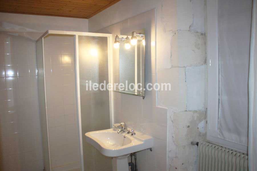 Photo 13 : SALLEDEBAIN d'une maison située à Saint-Clément-des-Baleines, île de Ré.