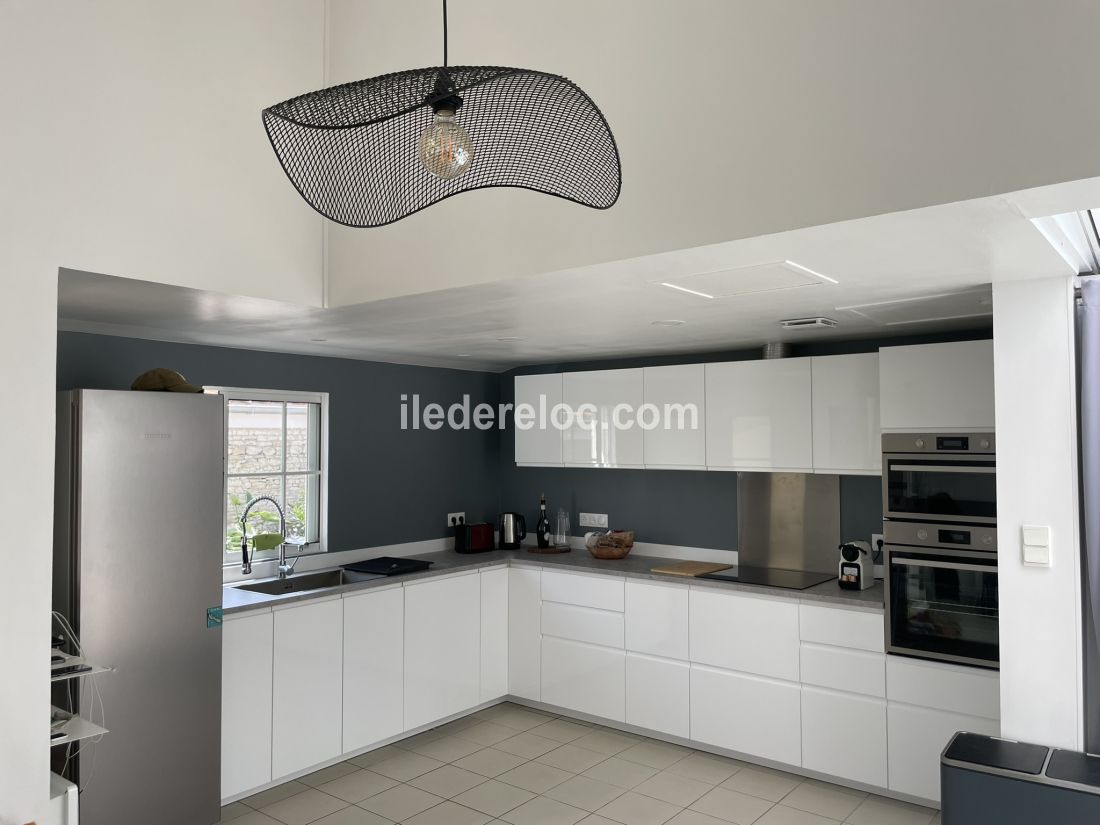 Photo 14 : CUISINE d'une maison situ&eacute;e &agrave; Sainte-Marie-de-R&eacute;, &icirc;le de R&eacute;.