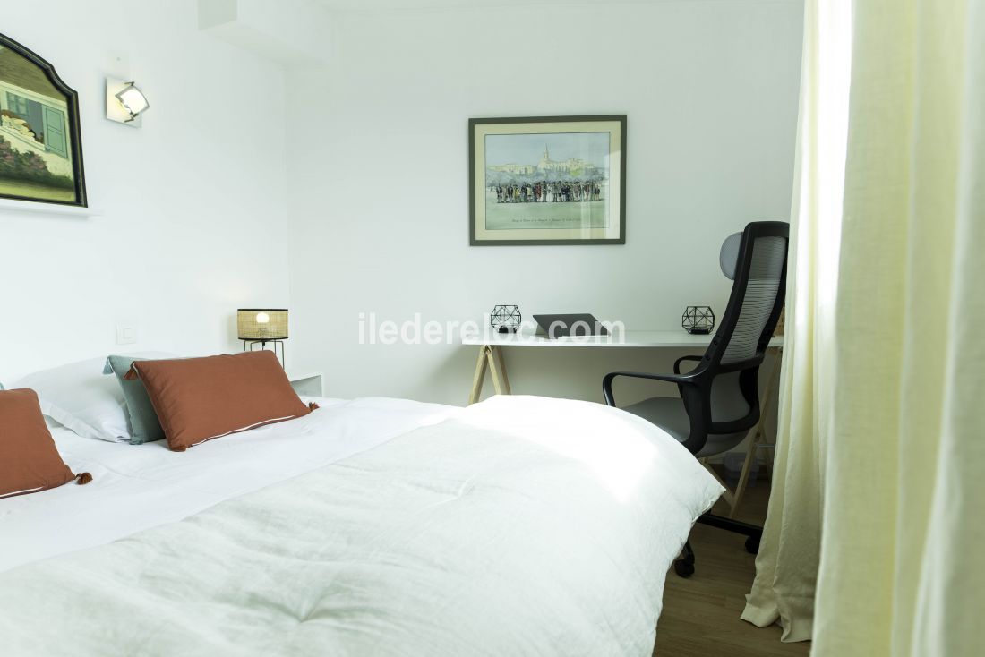 Photo 6 : CHAMBRE d'une maison située à Ars en Ré, île de Ré.