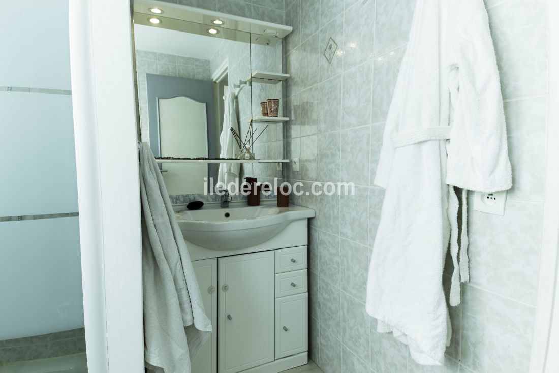 Photo 8 : SALLEDEBAIN d'une maison située à Ars en Ré, île de Ré.