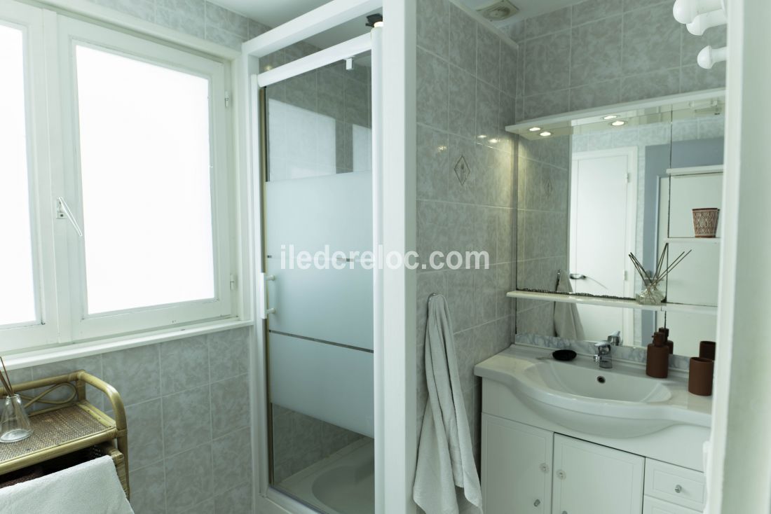Photo 9 : SALLEDEBAIN d'une maison située à Ars en Ré, île de Ré.