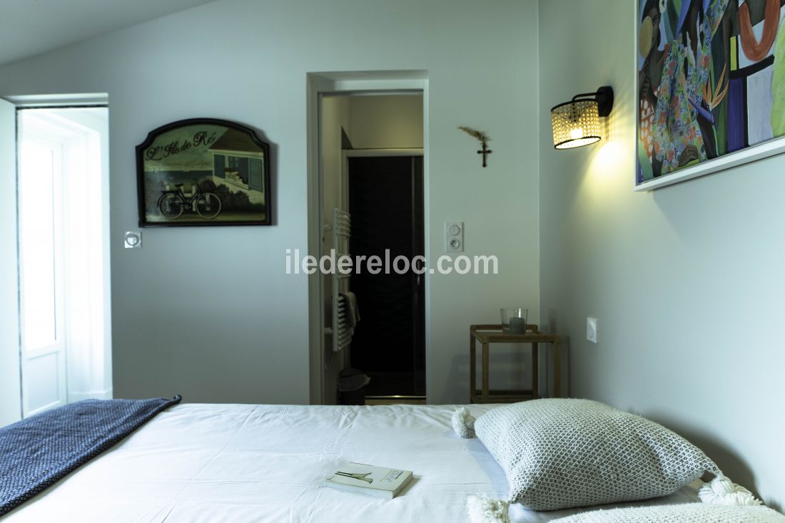 Photo 11 : CHAMBRE d'une maison située à Ars en Ré, île de Ré.