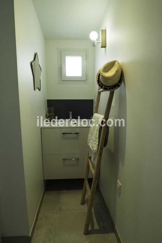 Photo 14 : SALLEDEBAIN d'une maison située à Ars en Ré, île de Ré.