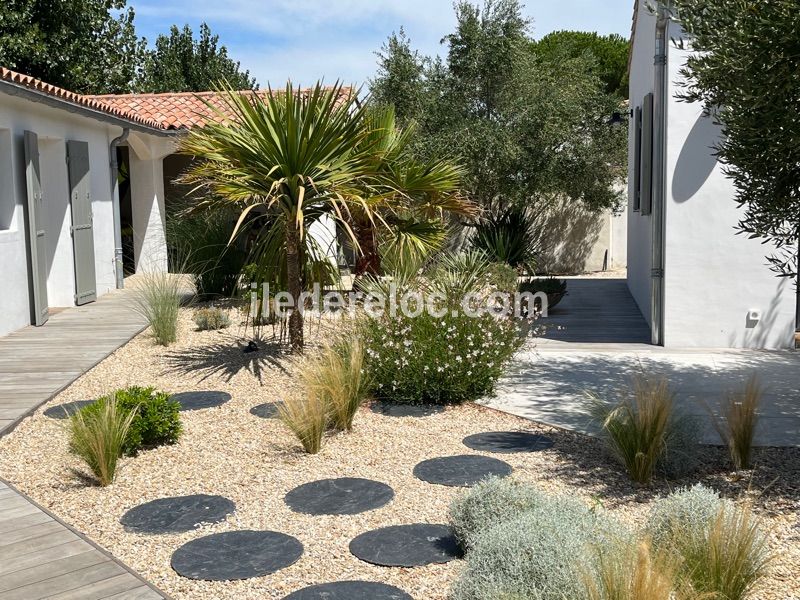 Photo 6 : JARDIN d'une maison située à Le Bois-Plage-en-Ré, île de Ré.