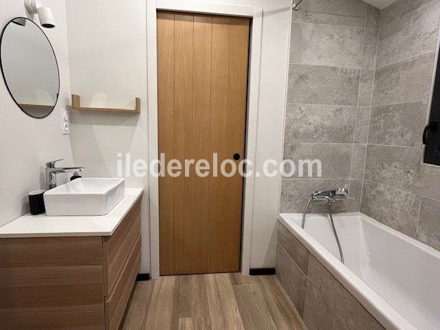 Photo 27 : SALLEDEBAIN d'une maison situ&eacute;e &agrave; Le Bois-Plage-en-R&eacute;, &icirc;le de R&eacute;.