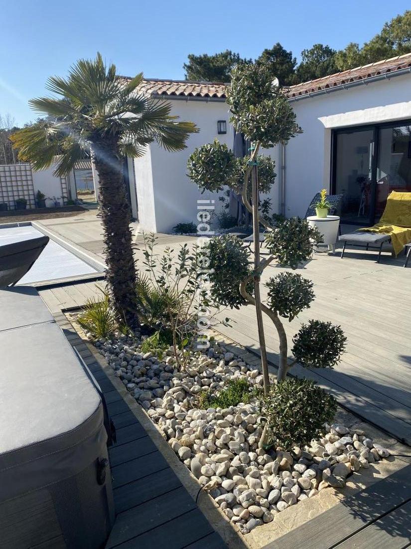 Photo 50 : JARDIN d'une maison située à Le Bois-Plage-en-Ré, île de Ré.