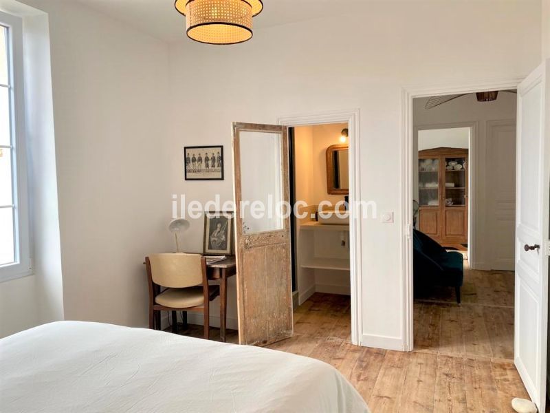 Photo 19 : CHAMBRE d'une maison située à Sainte-Marie, île de Ré.