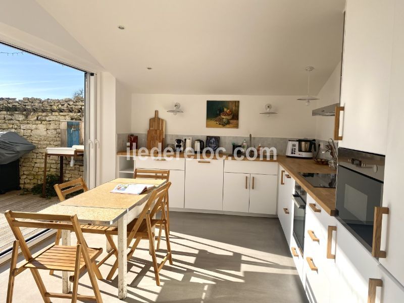 Photo 8 : CUISINE d'une maison située à Sainte-Marie, île de Ré.