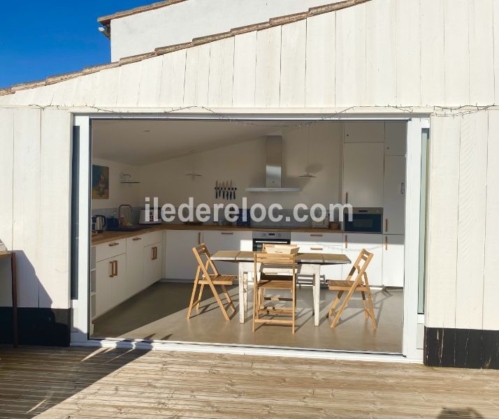 Photo 10 : CUISINE d'une maison située à Sainte-Marie-de-Ré, île de Ré.