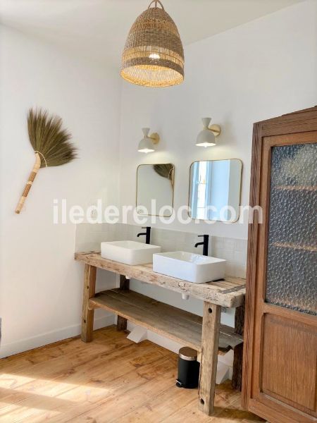 Photo 26 : SALLEDEBAIN d'une maison située à Sainte-Marie, île de Ré.