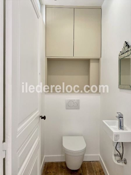 Photo 25 : WC d'une maison située à Sainte-Marie, île de Ré.