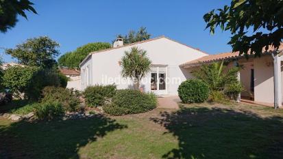 Ile de Ré:Maison calme proche mer et centre village, jardin arboré clos