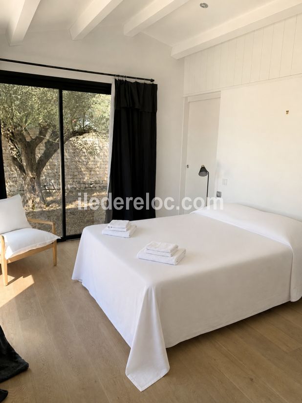 Photo 17 : CHAMBRE d'une maison situ&eacute;e &agrave; Le Bois-Plage-en-R&eacute;, &icirc;le de R&eacute;.