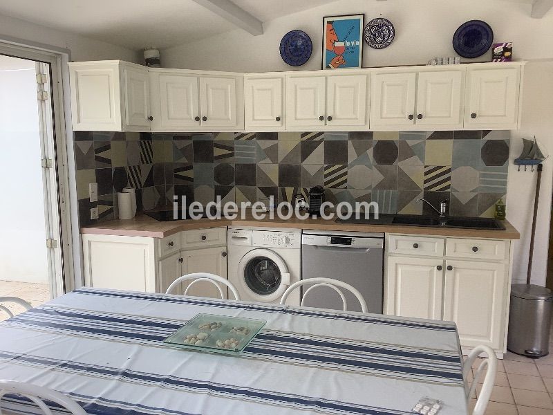 Photo 16 : CUISINE d'une maison située à Sainte-Marie-de-Ré, île de Ré.