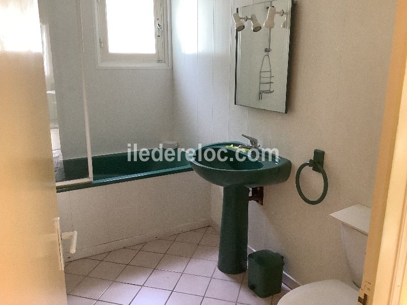 Photo 17 : SALLEDEBAIN d'une maison située à Sainte-Marie-de-Ré, île de Ré.