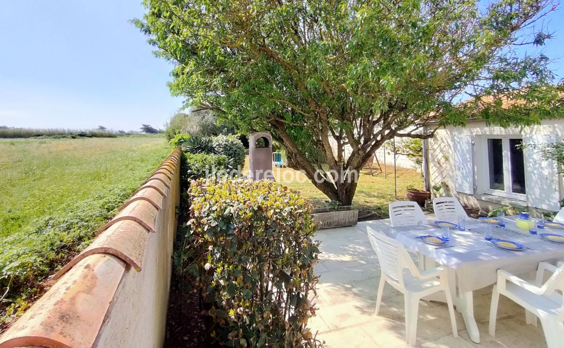 Photo 2 : JARDIN d'une maison située à Sainte-Marie-de-Ré, île de Ré.