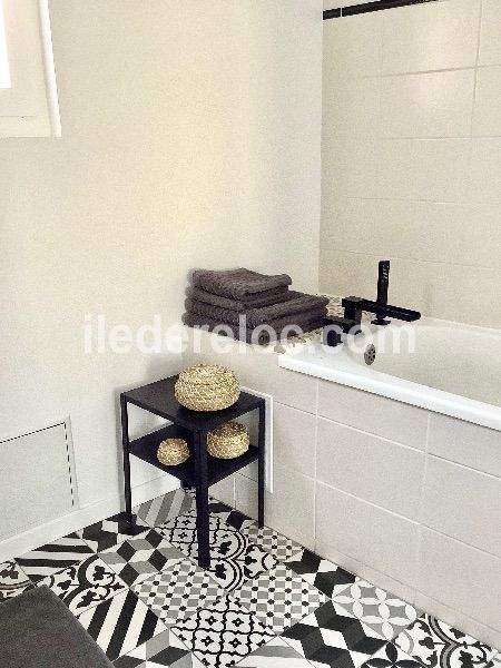 Photo 11 : SALLEDEBAIN d'une maison situ&eacute;e &agrave; Rivedoux-Plage, &icirc;le de R&eacute;.