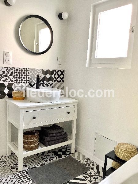 Photo 12 : SALLEDEBAIN d'une maison situ&eacute;e &agrave; Rivedoux-Plage, &icirc;le de R&eacute;.