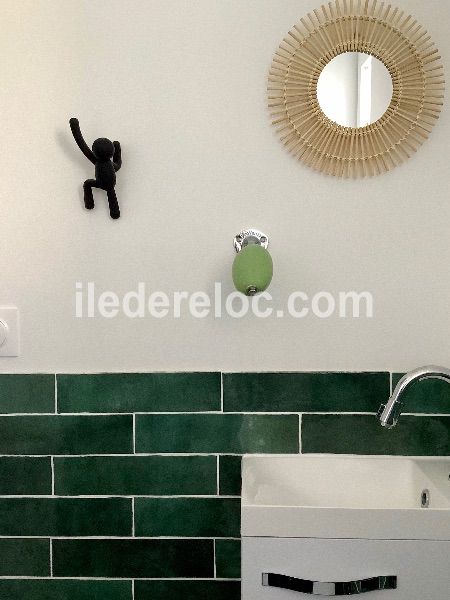 Photo 9 : WC d'une maison situ&eacute;e &agrave; Rivedoux-Plage, &icirc;le de R&eacute;.