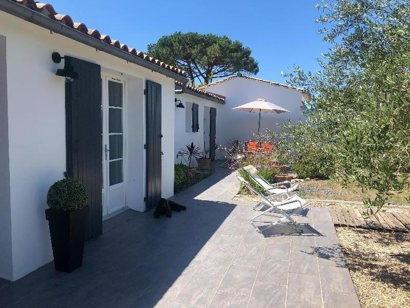 Photo 4 : TERRASSE d'une maison située à Le Bois-Plage-en-Ré, île de Ré.