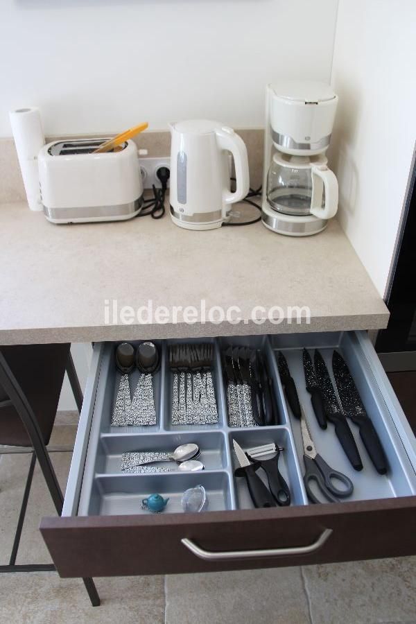 Photo 23 : CUISINE d'une maison située à Loix, île de Ré.