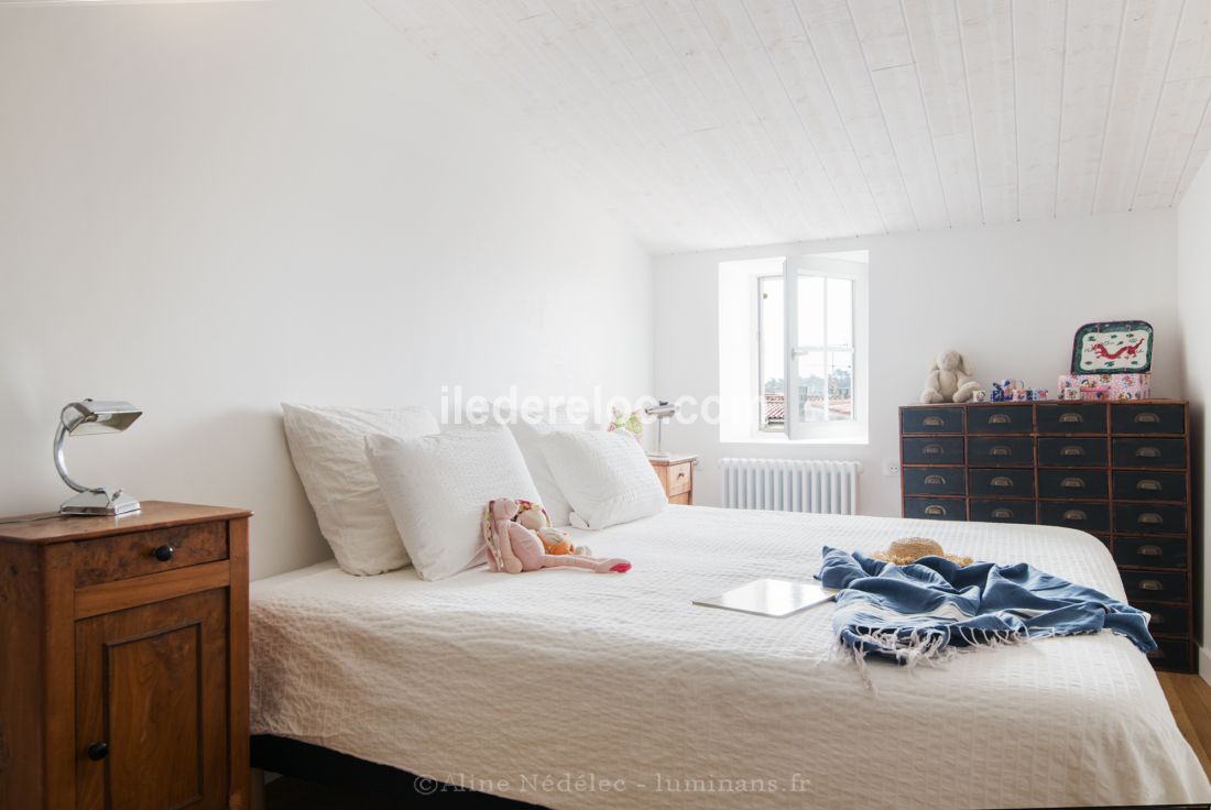 Photo 19 : CHAMBRE d'une maison située à La Flotte-en-Ré, île de Ré.