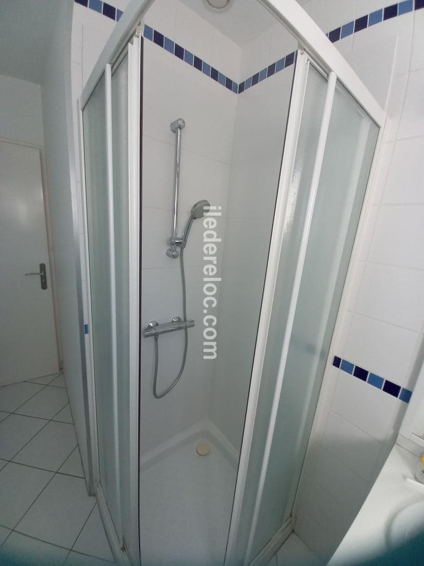 Photo 10 : SALLEDEBAIN d'une maison située à Le Bois-Plage-en-Ré, île de Ré.