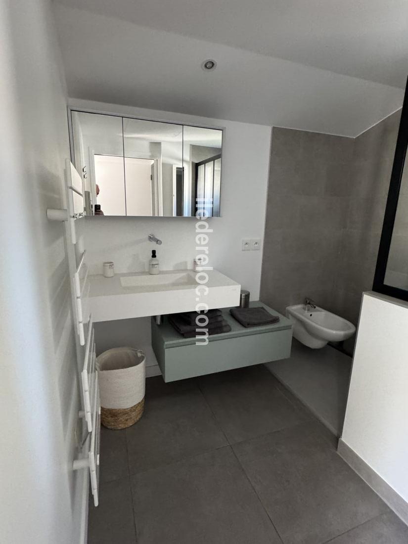 Photo 21 : SALLEDEBAIN d'une maison situ&eacute;e &agrave; Rivedoux-Plage, &icirc;le de R&eacute;.