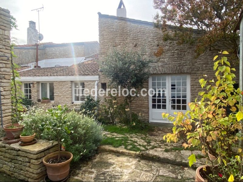 Photo 1 : EXTERIEUR d'une maison située à Les Portes-en-Ré, île de Ré.