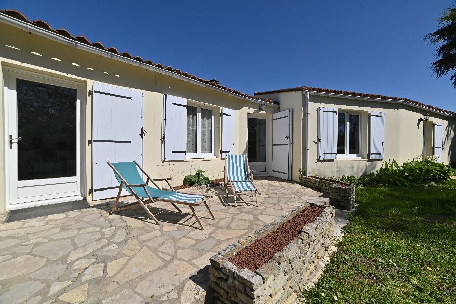 Photo 12 : EXTERIEUR d'une maison située à Ars en Ré, île de Ré.