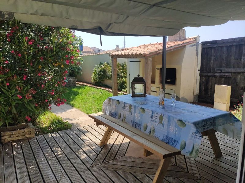 Photo 11 : TERRASSE d'une maison située à Ars en Ré, île de Ré.