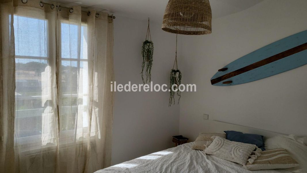 Photo 13 : CHAMBRE d'une maison située à Le Bois-Plage, île de Ré.