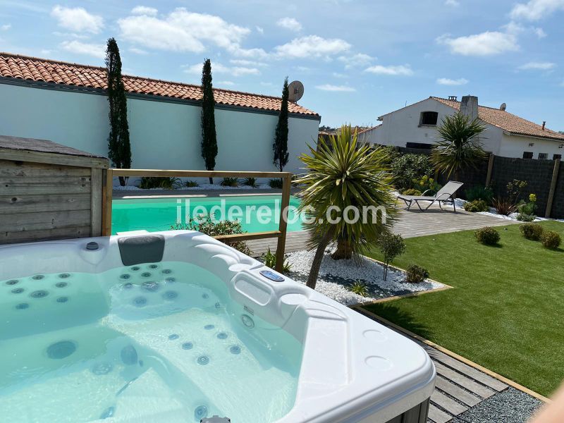 Photo 1 : PISCINE d'une maison située à Le Bois-Plage, île de Ré.