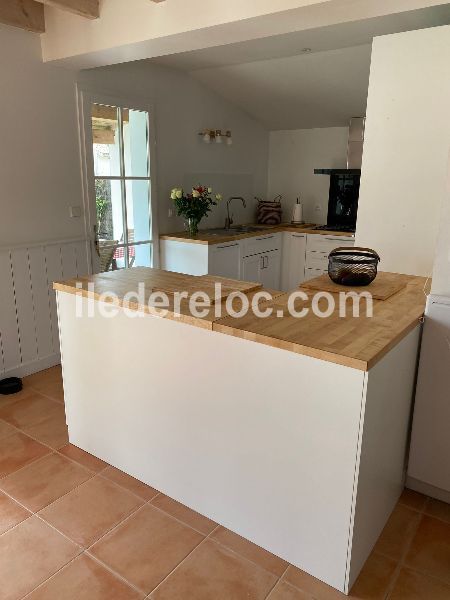 Photo 19 : CUISINE d'une maison située à Le Bois-Plage, île de Ré.