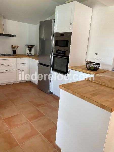 Photo 17 : CUISINE d'une maison située à Le Bois-Plage, île de Ré.