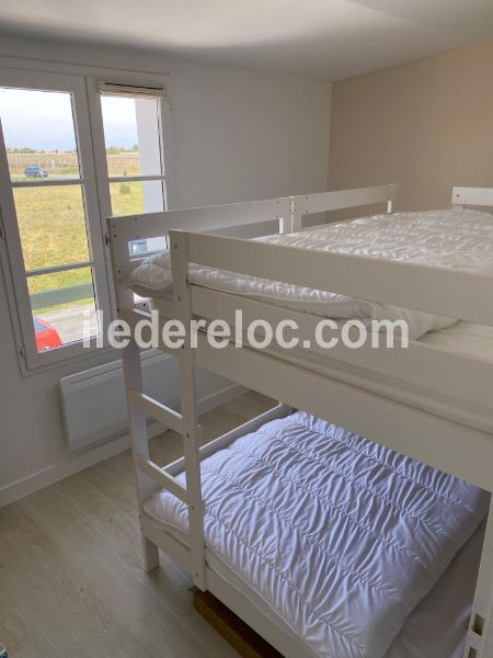 Photo 18 : CHAMBRE d'une maison située à Le Bois-Plage, île de Ré.
