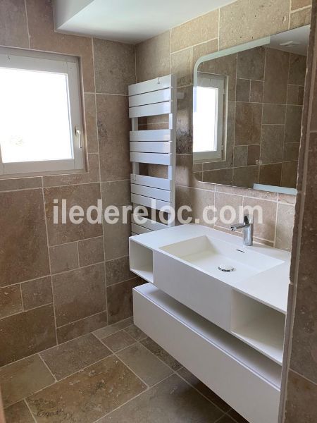 Photo 16 : SALLEDEBAIN d'une maison située à Le Bois-Plage, île de Ré.