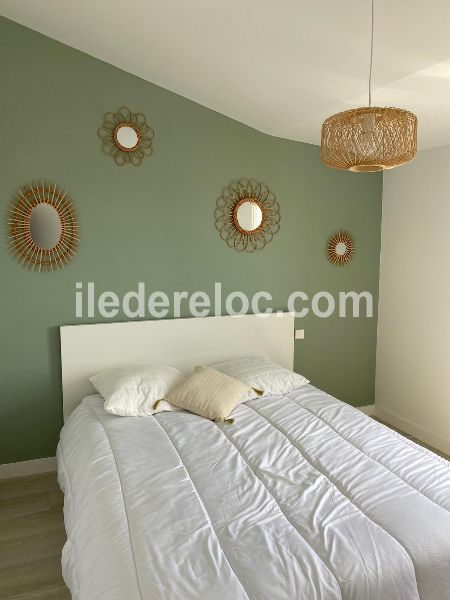 Photo 14 : CHAMBRE d'une maison située à Le Bois-Plage, île de Ré.