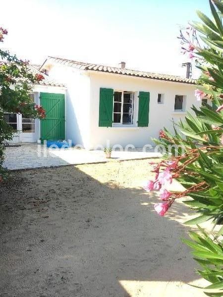 Photo 2 : EXTERIEUR d'une maison située à La Couarde-sur-mer, île de Ré.